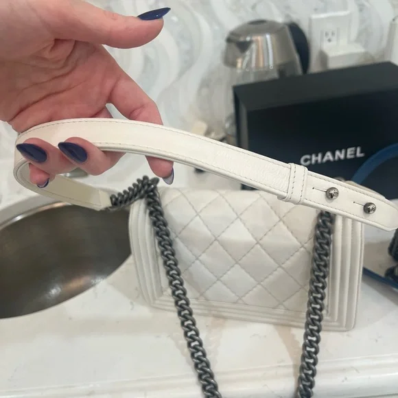 Chanel White Quilted Leather Chain Boy Bag. Great condition. - Picture 13 of 13